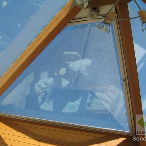 Maßgefertigter Insektenschutz an schräger Fensterkonstruktion