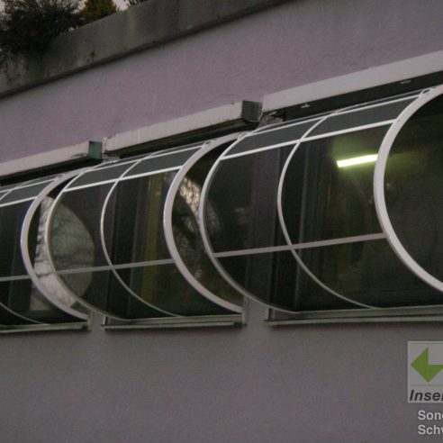 Maßgefertigter Insektenschutz an Schwingfensteranlage