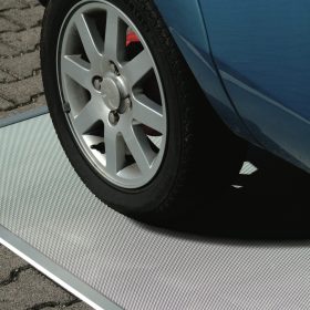 Befahrbare Lichtschachtabdeckung mit Streckmetallgewebe, PKW-Rad steht auf der Abdeckung