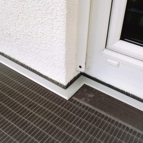 Sonderform mit Eckaussparung bei Lichtschachtabdeckung für passgenauen Anschluss an Türrahmen