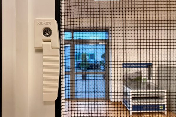 Klemmrahmen Isifix mit verdecktem Griff und flachem Profil für dezente Fensteroptik