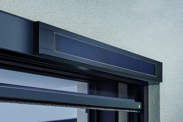 Solarmodul am Insektenschutz Elektrorollo über der Terrassentür zur energieautarken Stromversorgung
