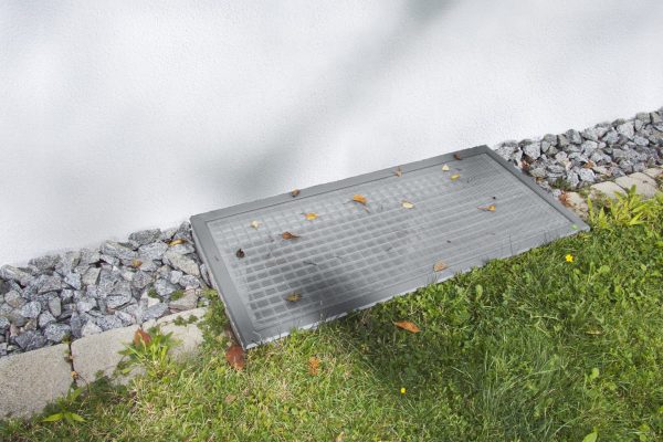 Lichtschachtabdeckung LiSA als passgenauer Schutz vor Laub, Spinnen und Mäusen am Kellerschacht