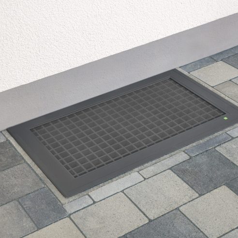 Einleger-Schachtabdeckung ELSA als ebenerdiger Ersatz für den alten Gitterrost am Lichtschacht