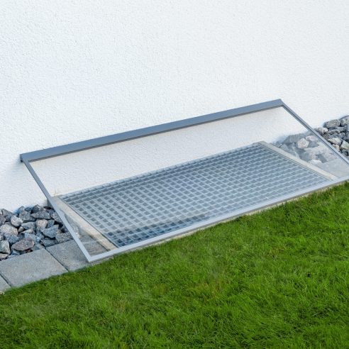 Regensichere Lichtschachtabdeckung RESi schützt Kellerschacht vor Starkregen bei gleichzeitiger Belüftung