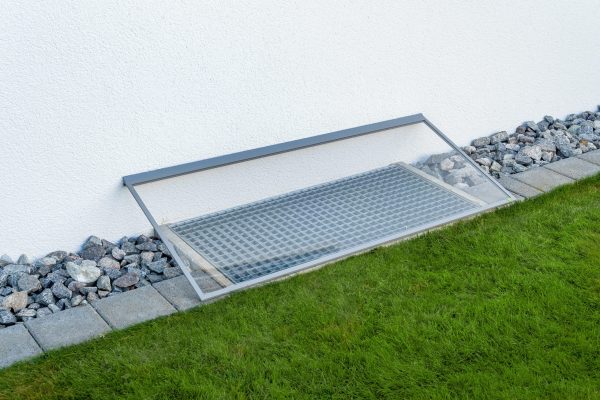 Regensichere Lichtschachtabdeckung RESi schützt Kellerschacht vor Starkregen bei gleichzeitiger Belüftung