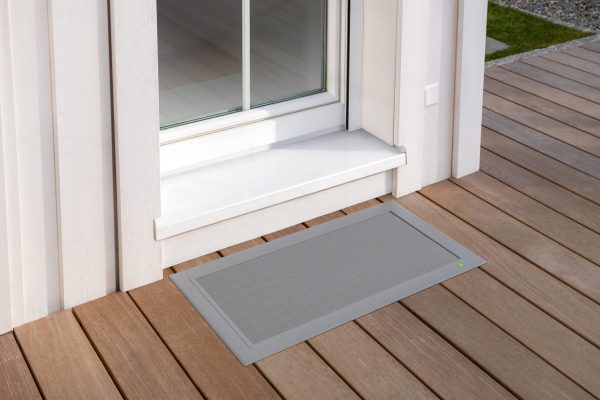 TERRESA als trittsichere Lichtschachtabdeckung auf Holzterrasse vor Terrassentür